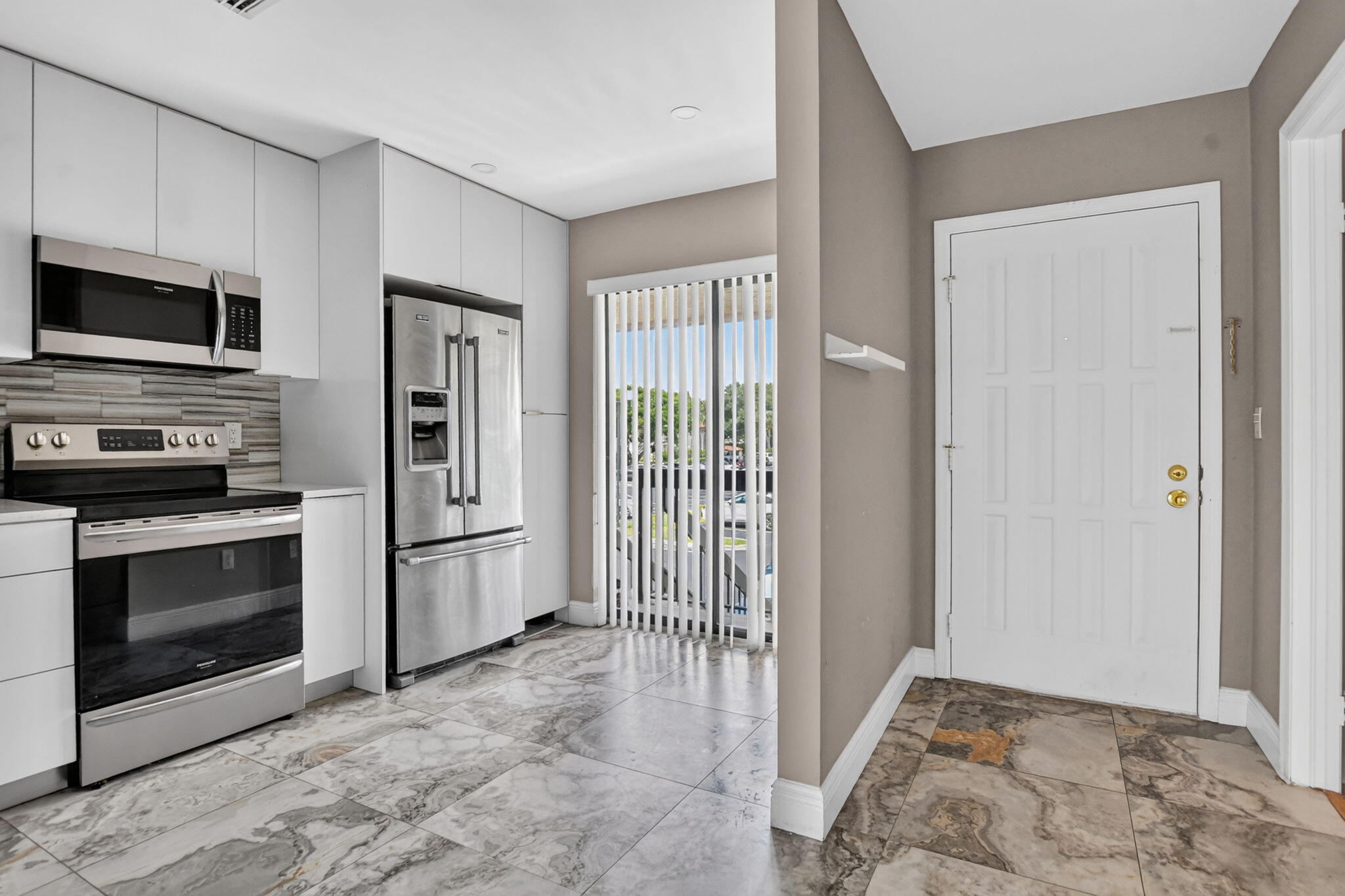 301 Club Circle, Unit 208 Boca Raton, FL 33487 - Photo 7 of 37 6-web-or-mls-DSC_3869