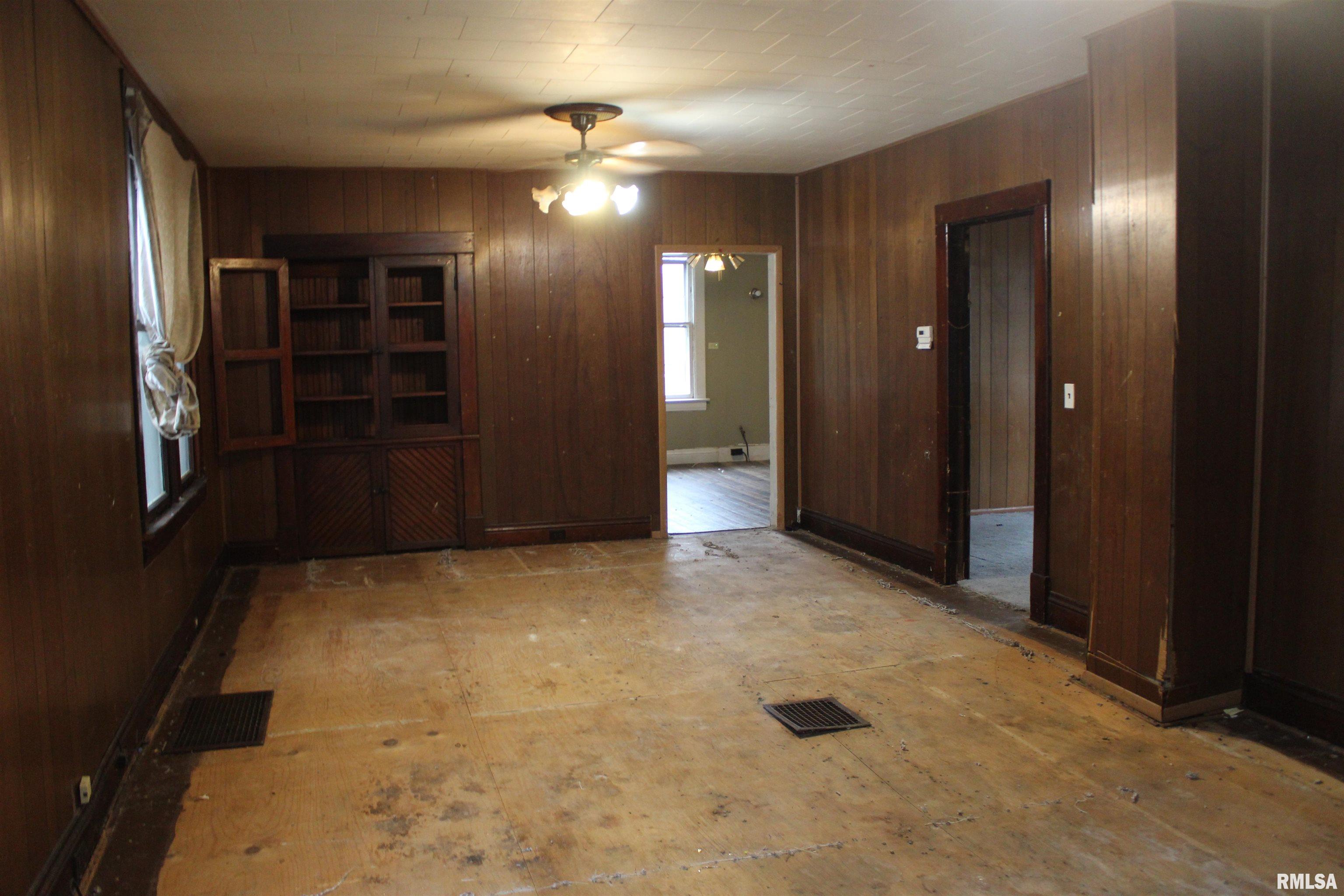 215 South Pruyn Street Salem, IL 62881 - Photo 2 of 12