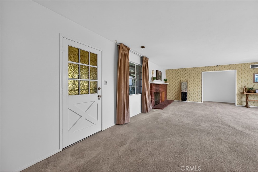 977 North Riverside Avenue Rialto, CA 92376 - Photo 5 of 39 Living Room