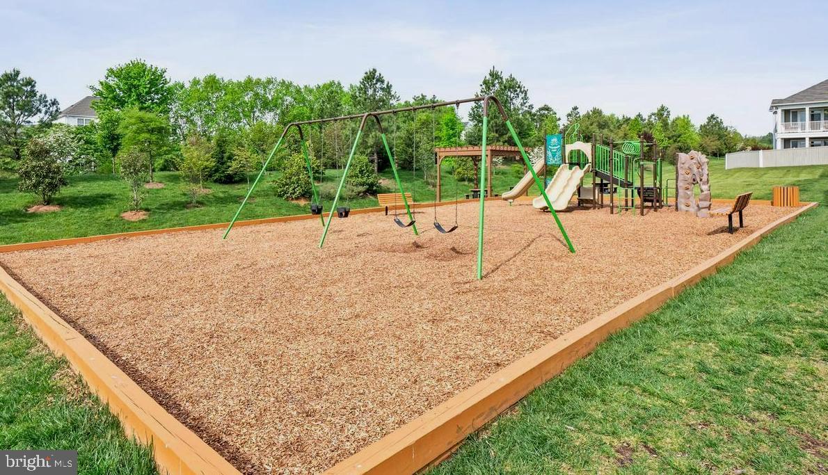 25576 Tolar Square Chantilly, VA 20152 - Photo 34 of 36 a view of a backyard