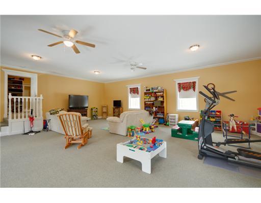 26 Pond Ridge Drive Lewiston, ME 04240 - Photo 13 of 35 Den/Family/Great Room.
