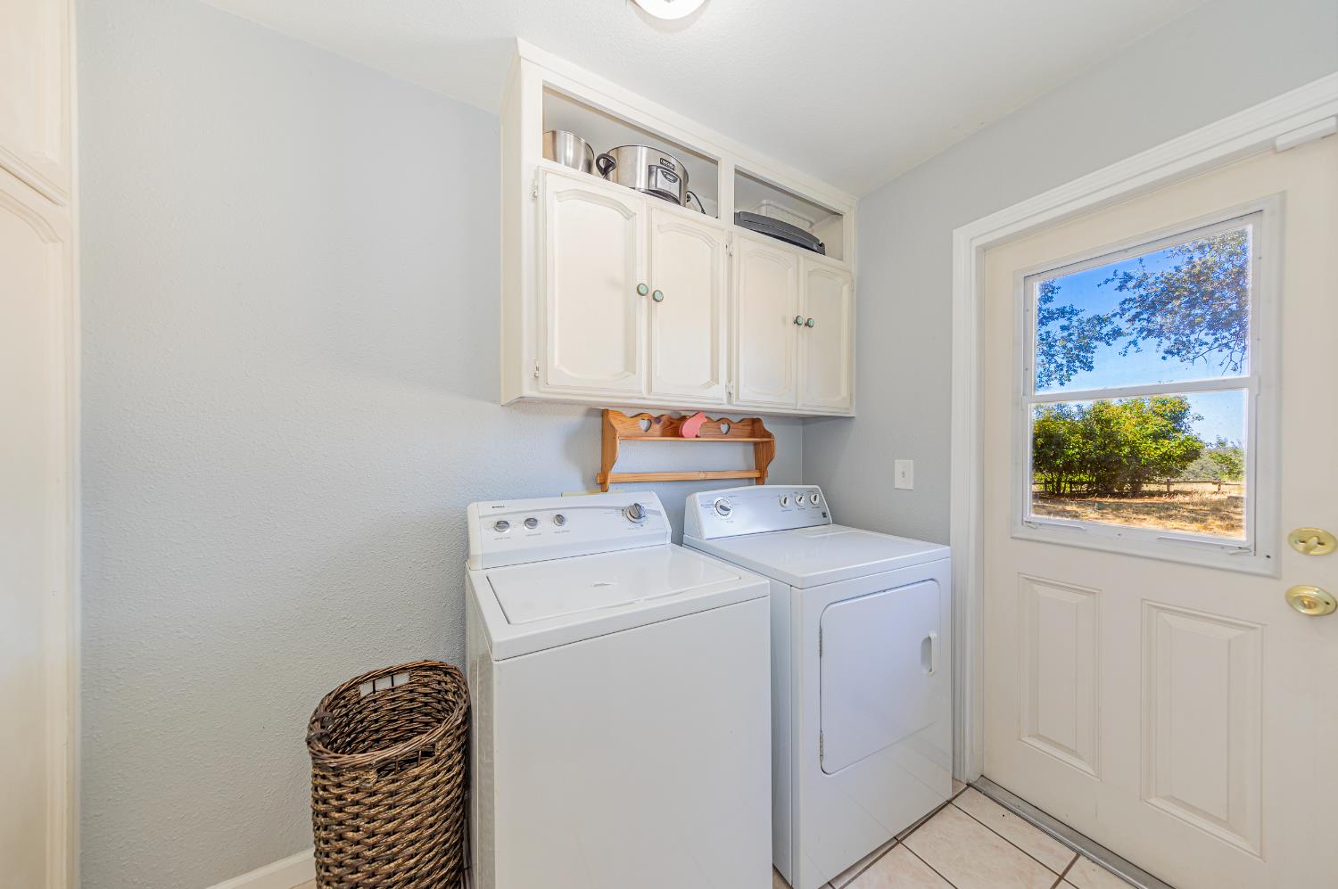 47165 Modoc Road Coarsegold, CA 93614 - Photo 13 of 33 a utility room with dryer and washer