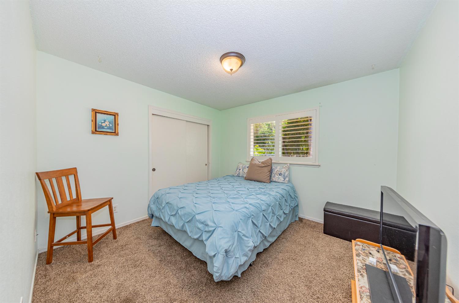 47165 Modoc Road Coarsegold, CA 93614 - Photo 15 of 33 a bedroom with a bed and a couch