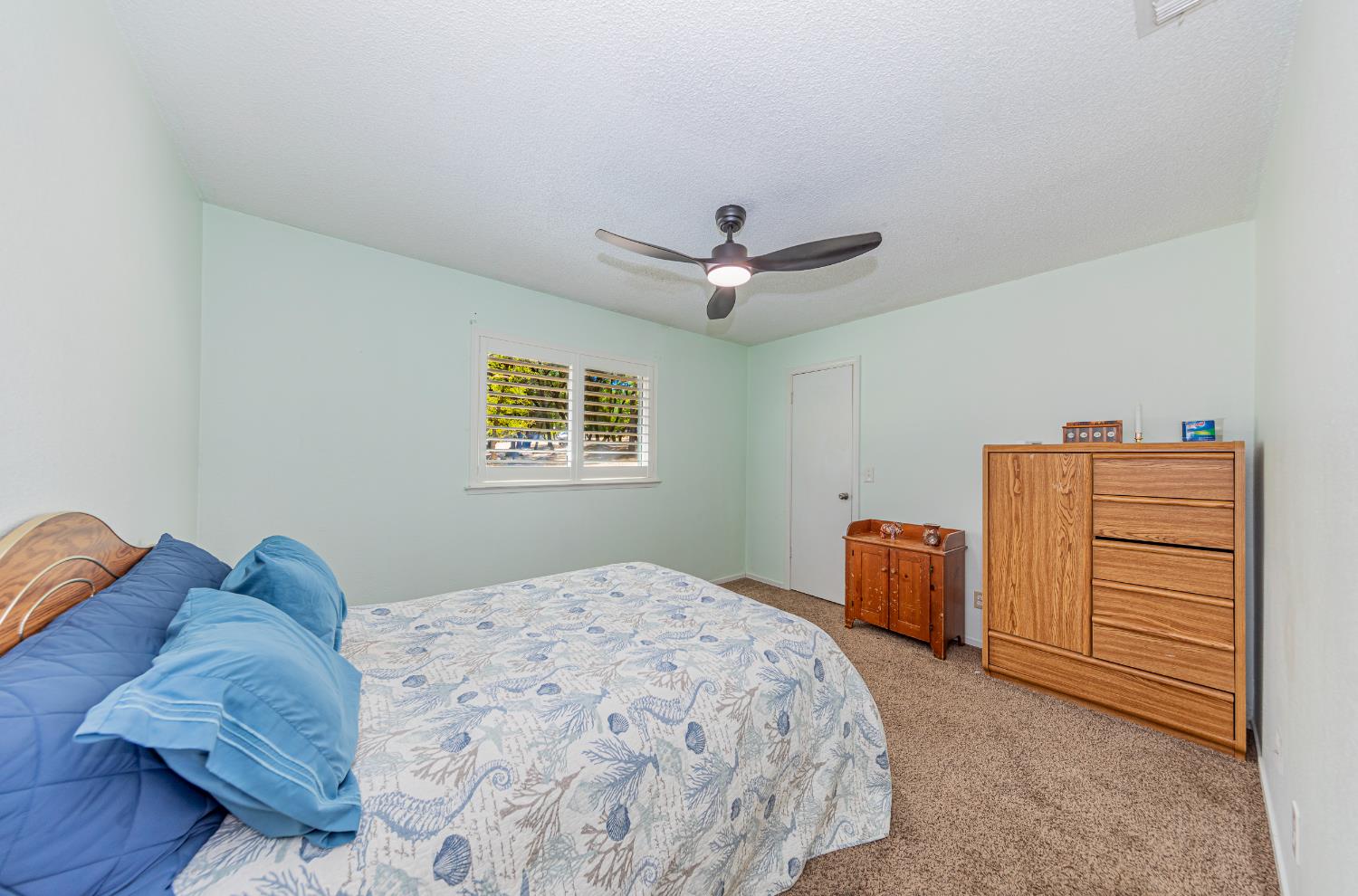 47165 Modoc Road Coarsegold, CA 93614 - Photo 16 of 33 a bedroom with a bed and a closet