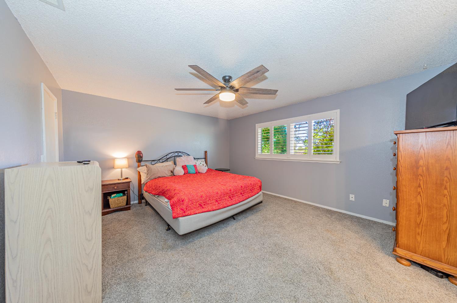 47165 Modoc Road Coarsegold, CA 93614 - Photo 20 of 33 a bedroom with a bed and window