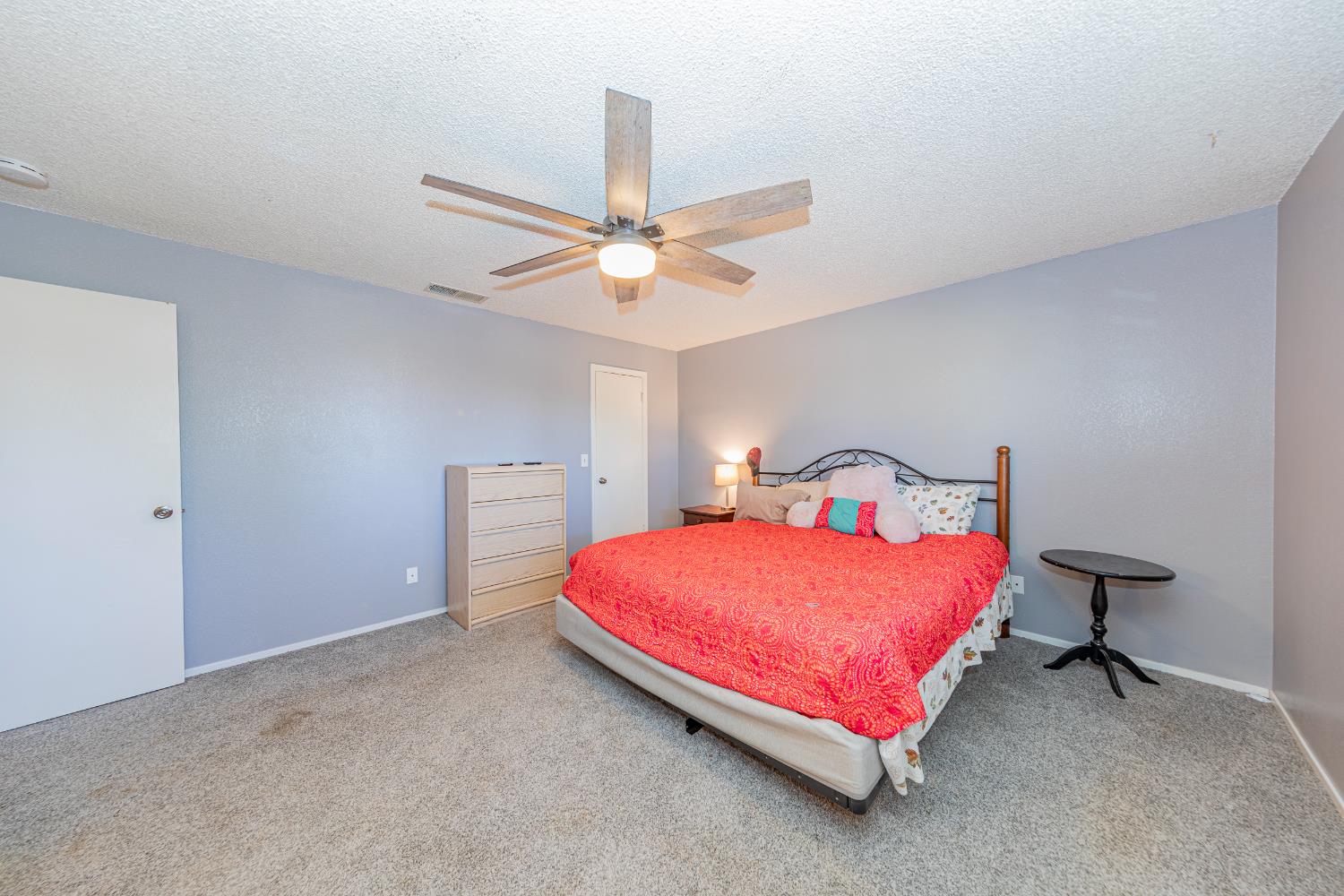 47165 Modoc Road Coarsegold, CA 93614 - Photo 21 of 33 a bedroom with a bed and a ceiling fan in it