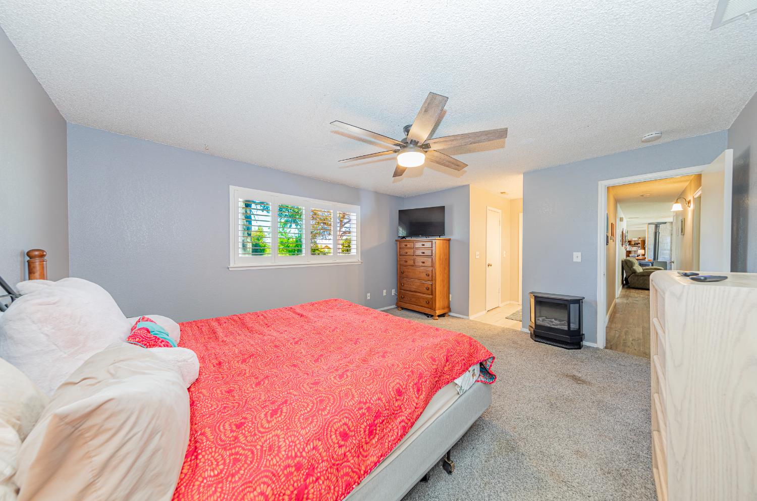 47165 Modoc Road Coarsegold, CA 93614 - Photo 22 of 33 a bedroom with a bed and a chandelier