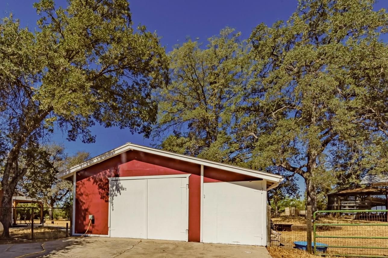 47165 Modoc Road Coarsegold, CA 93614 - Photo 10 of 33 a front view of a house with a tree