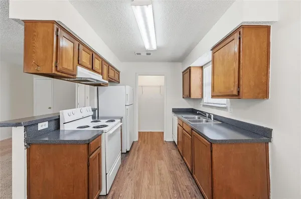 $1,025 | 504 Kings Way Drive, Unit C, Mansfield, TX 76063