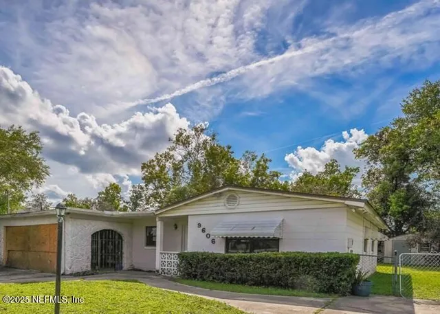 a view of a yard in front of a house