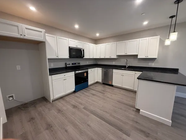 $3,000 | 251 Sladen Street, Unit 304, Dracut, MA 01826