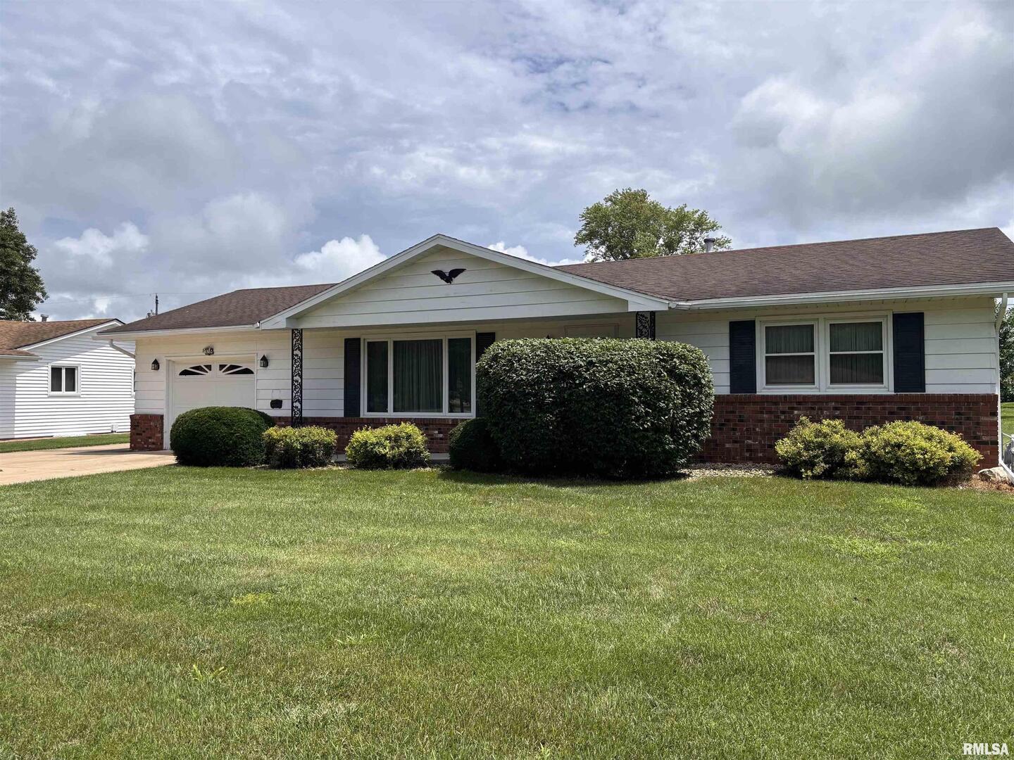 630 Mission Drive Kewanee, IL 61443 - Photo 2 of 57 a front view of a house with a garden