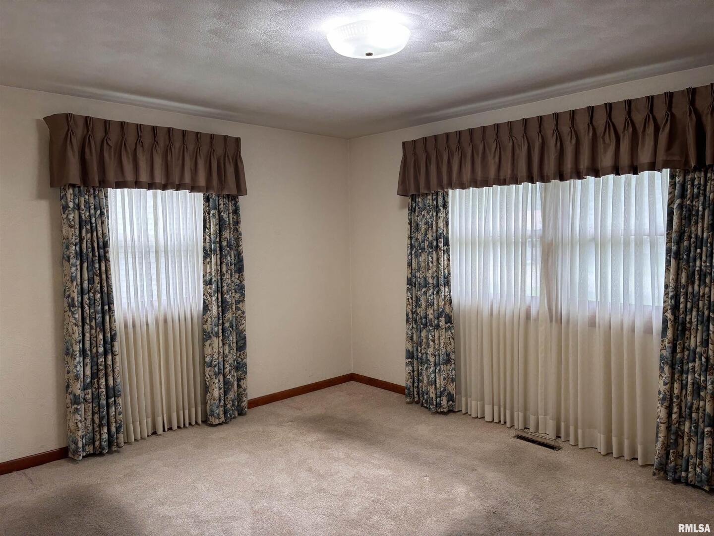 630 Mission Drive Kewanee, IL 61443 - Photo 34 of 57 an empty room with large window and door