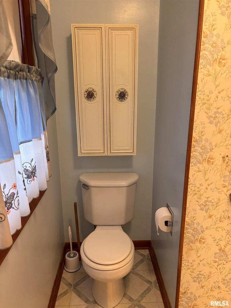 630 Mission Drive Kewanee, IL 61443 - Photo 39 of 57 a bathroom with a toilet and a shower