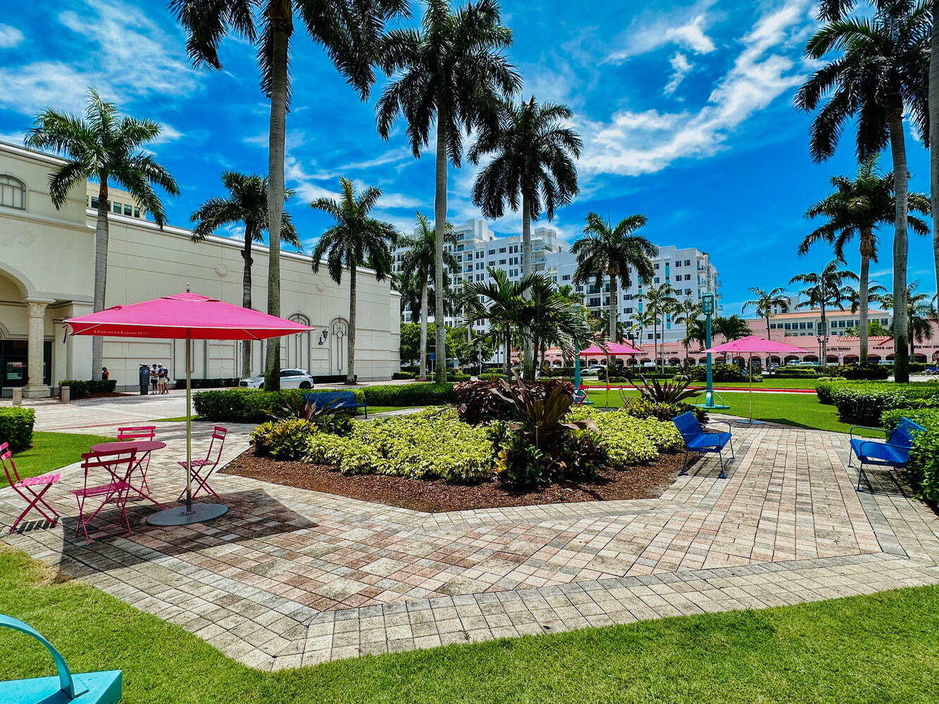 99 Southeast Mizner Boulevard, Unit PH 909 Boca Raton, FL 33432 - Photo 37 of 51 a view of a backyard with a patio and a table and chairs under an umbrella