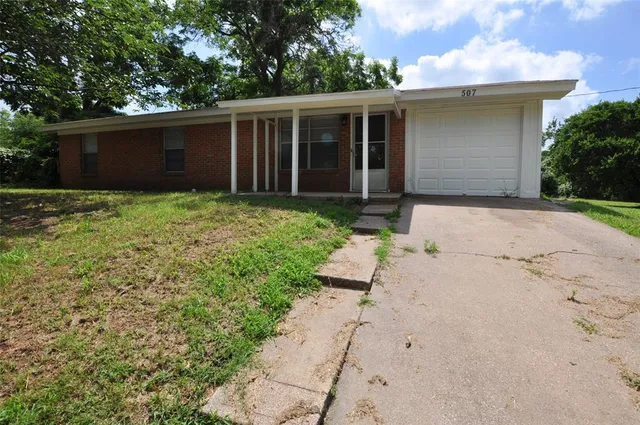 a front view of house with yard