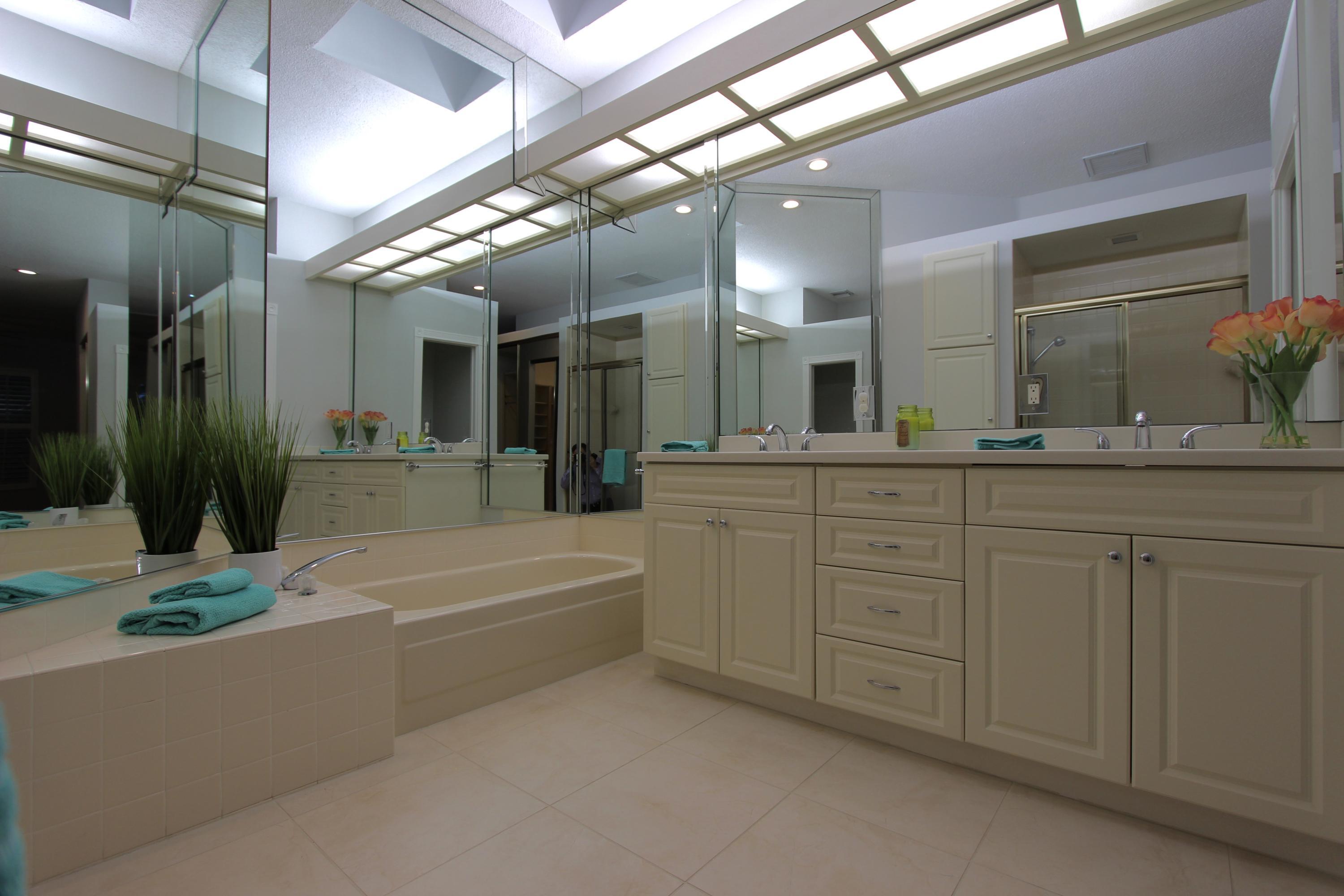 117 Hampton Circle Jupiter, FL 33458 - Photo 20 of 42 Master Bath