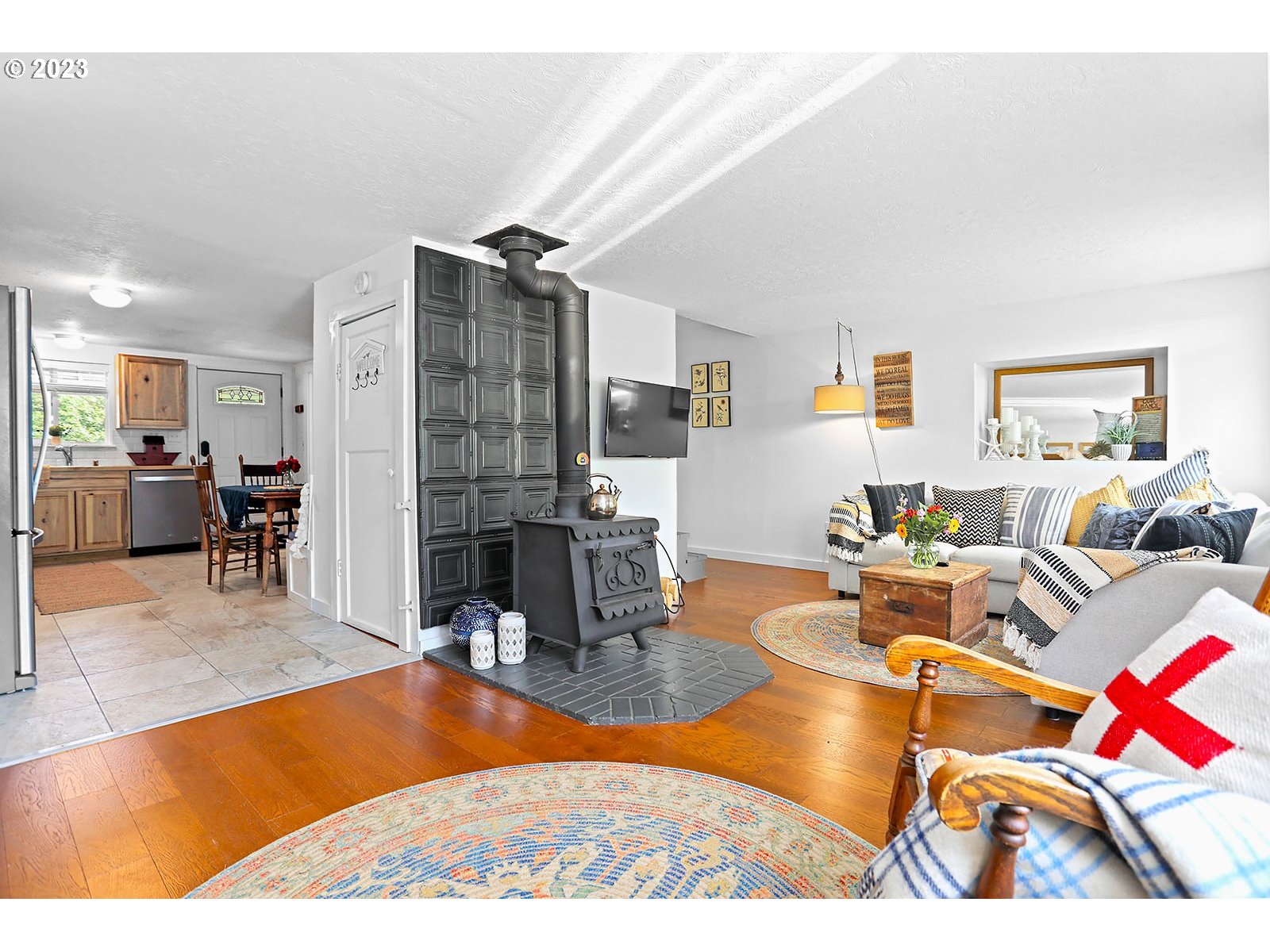 131 Acme Road White Salmon, WA 98672 - Photo 16 of 47 Living Room