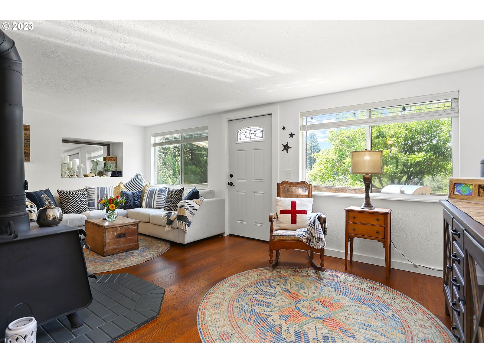 131 Acme Road White Salmon, WA 98672 - Photo 17 of 47 Living Room