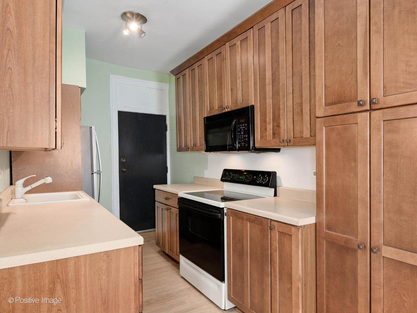 6259 North Sheridan Road, Unit 50 Chicago, IL 60660 - Photo 8 of 18 a kitchen with a appliances a sink and a refrigerator
