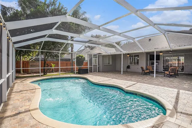 a view of a backyard