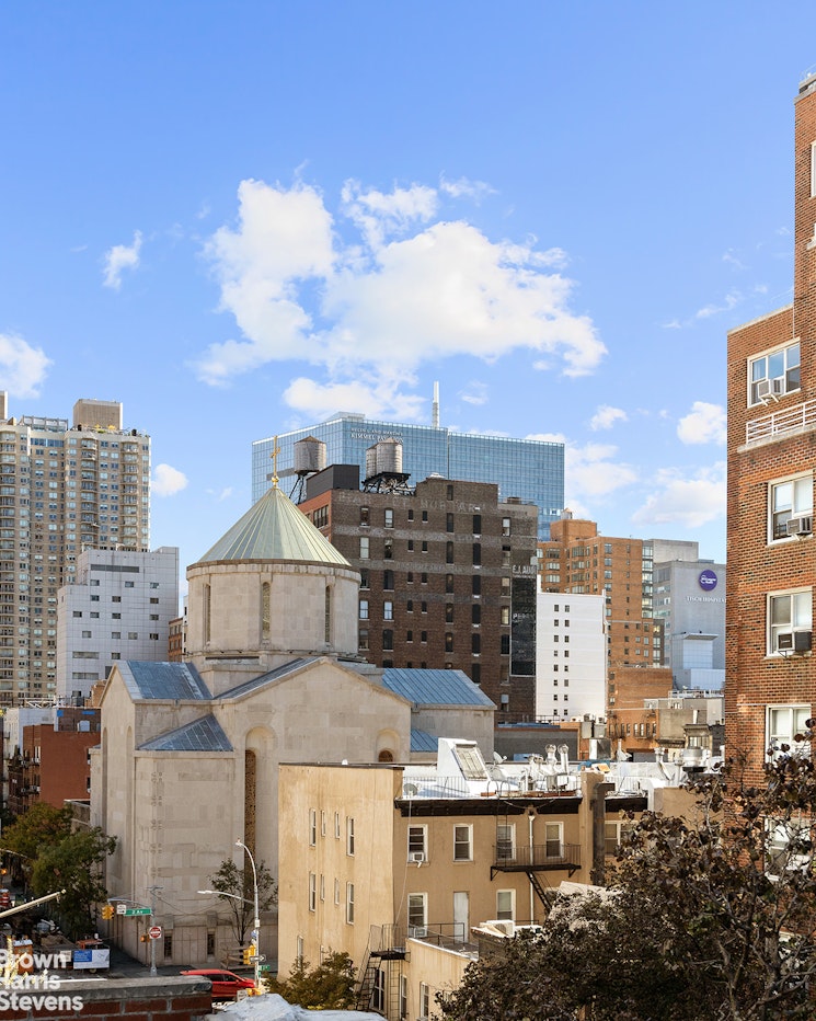 233 East 35th Street Manhattan, NY 10016 - Photo 2 of 6 a view of a city with tall buildings