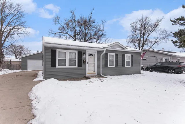 $299,900 | 107 Hickory Avenue, Streamwood, IL 60107