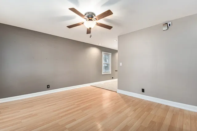 $299,900 | 107 Hickory Avenue, Streamwood, IL 60107