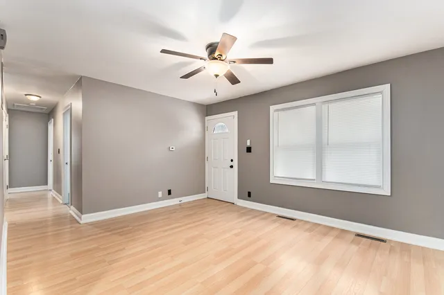 $299,900 | 107 Hickory Avenue, Streamwood, IL 60107