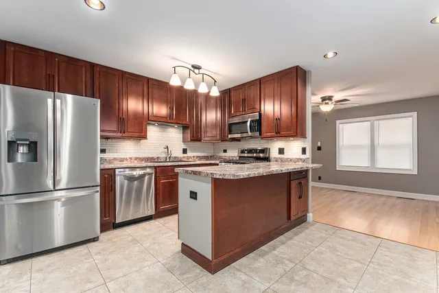 $299,900 | 107 Hickory Avenue, Streamwood, IL 60107