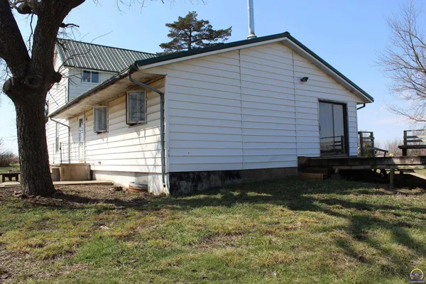 $170,000 | 27314 South Indian Hills Road, Osage City, KS 66523
