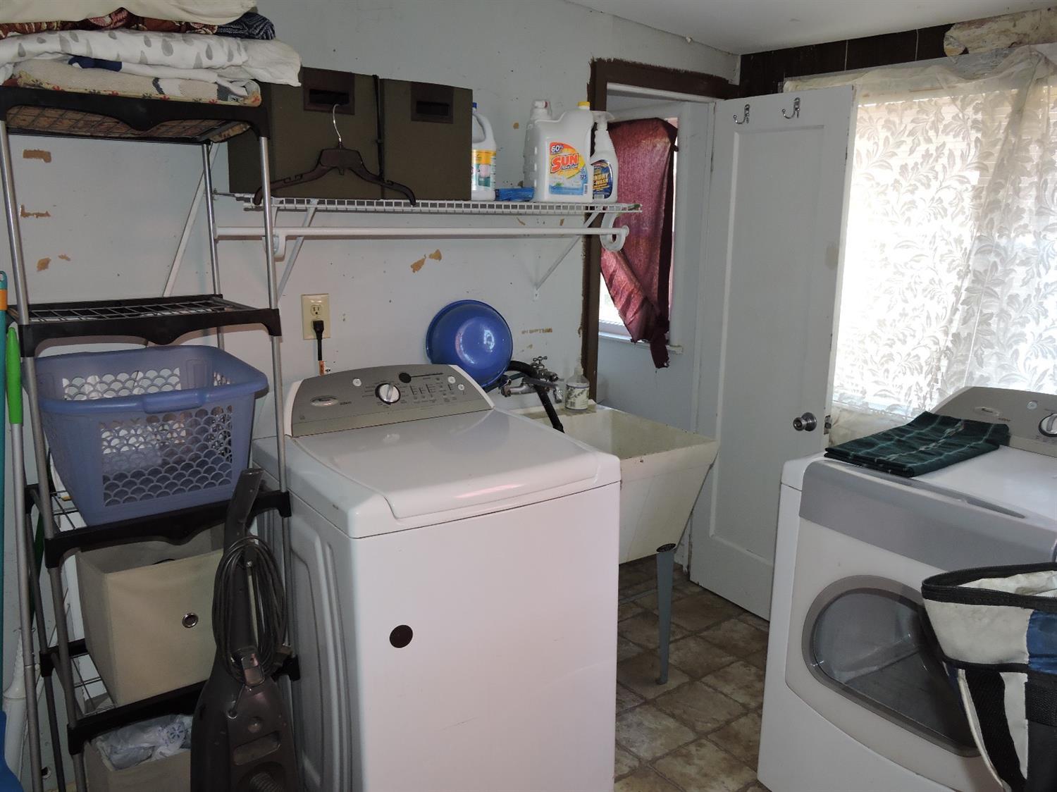 7233 Wagner Creek Road Talent, OR 97540 - Photo 27 of 27 a utility room with dryer and washer