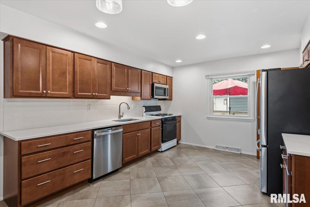 124 Nottingham Road Springfield, IL 62704 - Photo 9 of 38