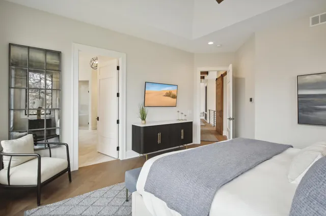 $2,617,830 | 935 Lakewood Hills Road North, Eagan, MN 55123