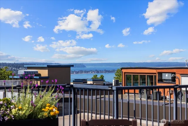 $400,000 | 1417 Queen Anne Avenue North, Unit 313, Seattle, WA 98109