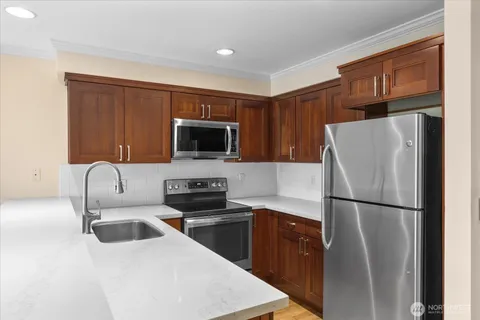 $400,000 | 1417 Queen Anne Avenue North, Unit 313, Seattle, WA 98109