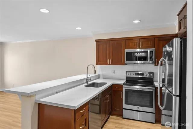 $400,000 | 1417 Queen Anne Avenue North, Unit 313, Seattle, WA 98109