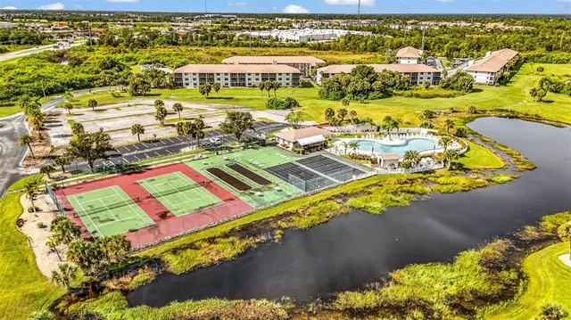 a picture of a tennis court