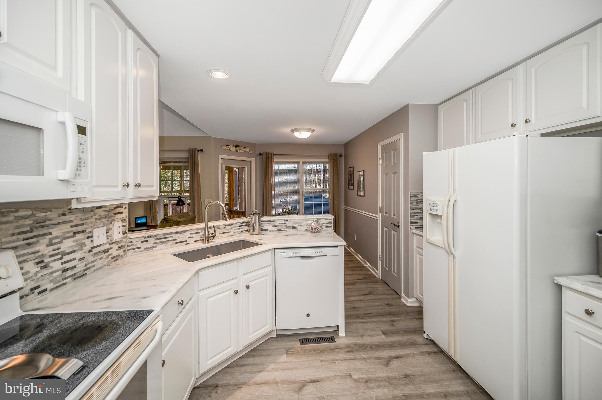 206 Battlefield Road Locust Grove, VA 22508 - Photo 11 of 45 Stunning granite counter tops and backsplash.