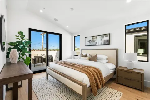 $3,500,000 | 303 Fernleaf Avenue, Corona del Mar, CA 92625