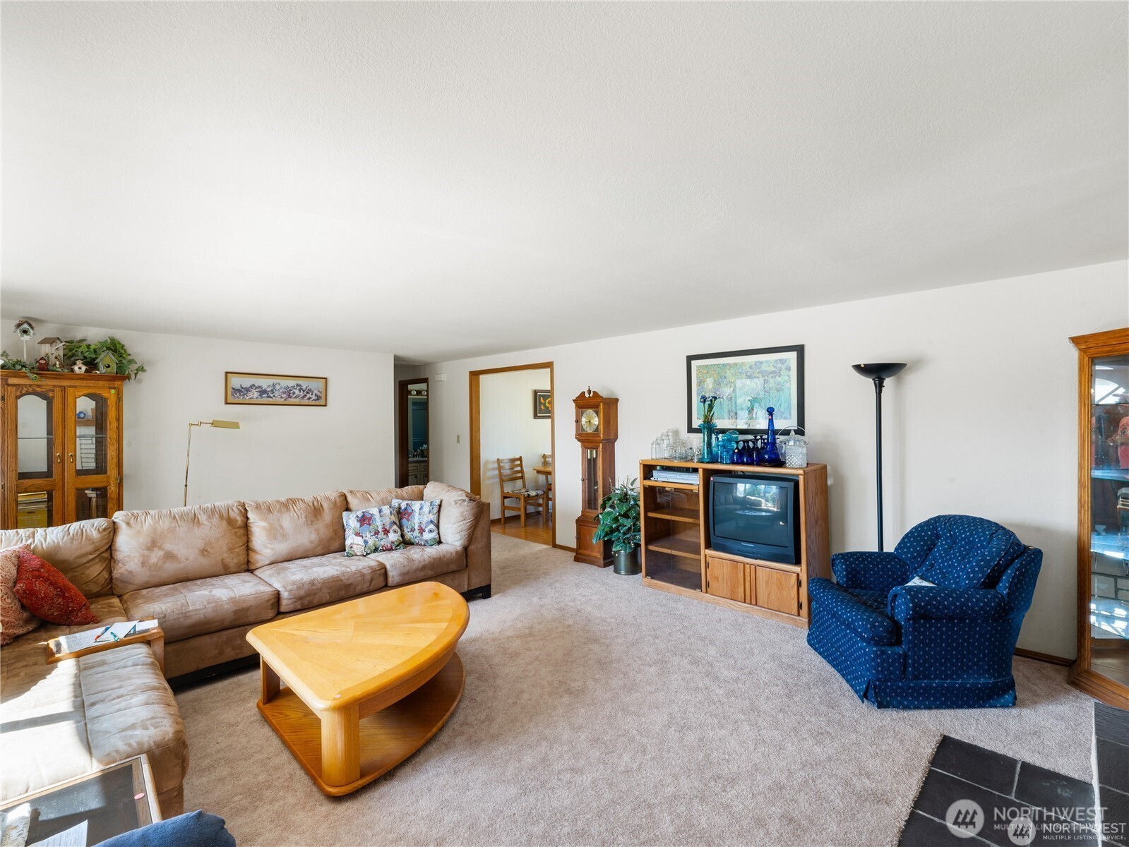 1205 South Walnut Street Burlington, WA 98233 - Photo 18 of 40 a living room with furniture and a flat screen tv