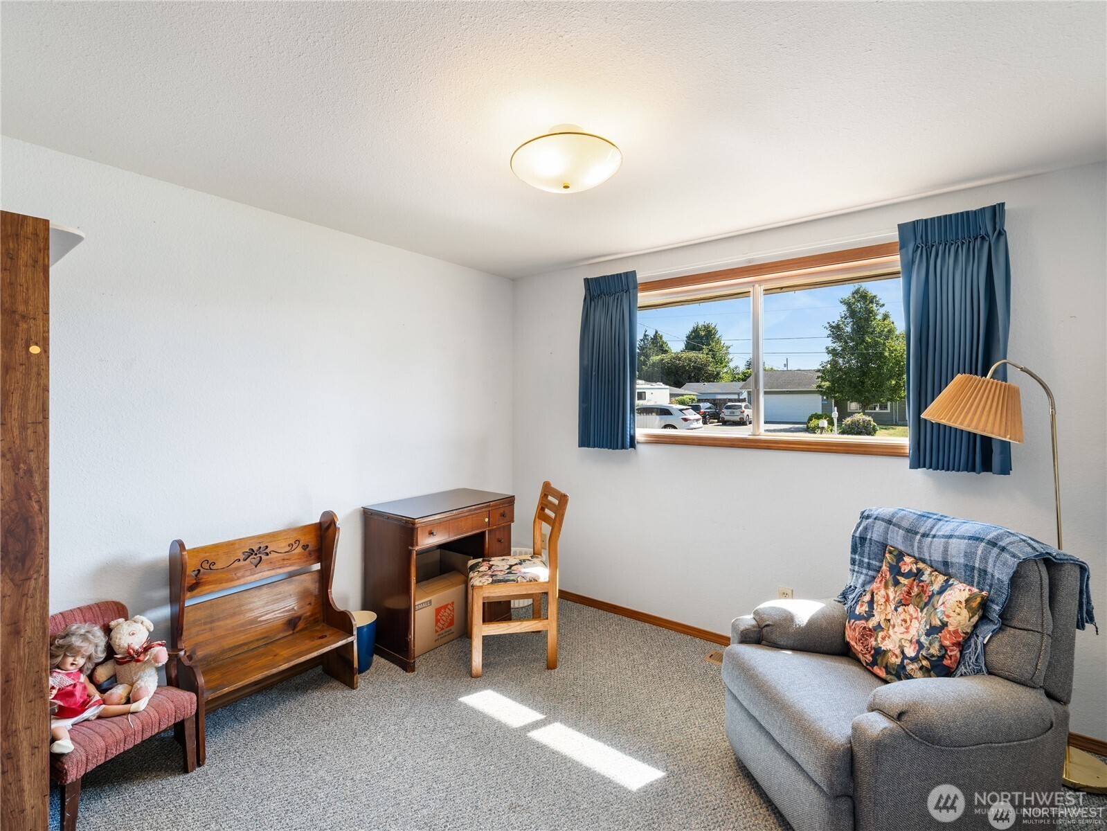 1205 South Walnut Street Burlington, WA 98233 - Photo 20 of 40 a living room with furniture and a window