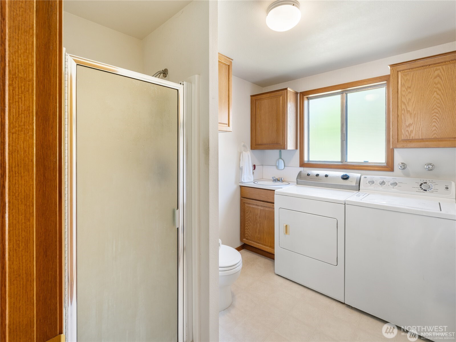 1205 South Walnut Street Burlington, WA 98233 - Photo 29 of 40 a bathroom with a double vanity sink a mirror and a bathtub