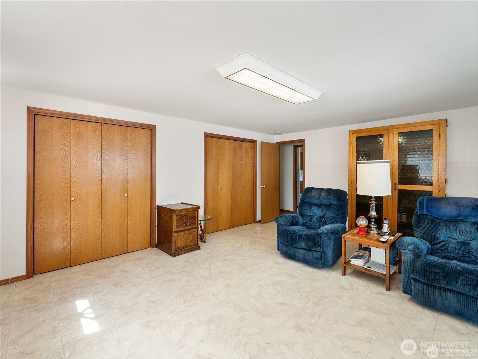 1205 South Walnut Street Burlington, WA 98233 - Photo 32 of 40 a living room with furniture and a window