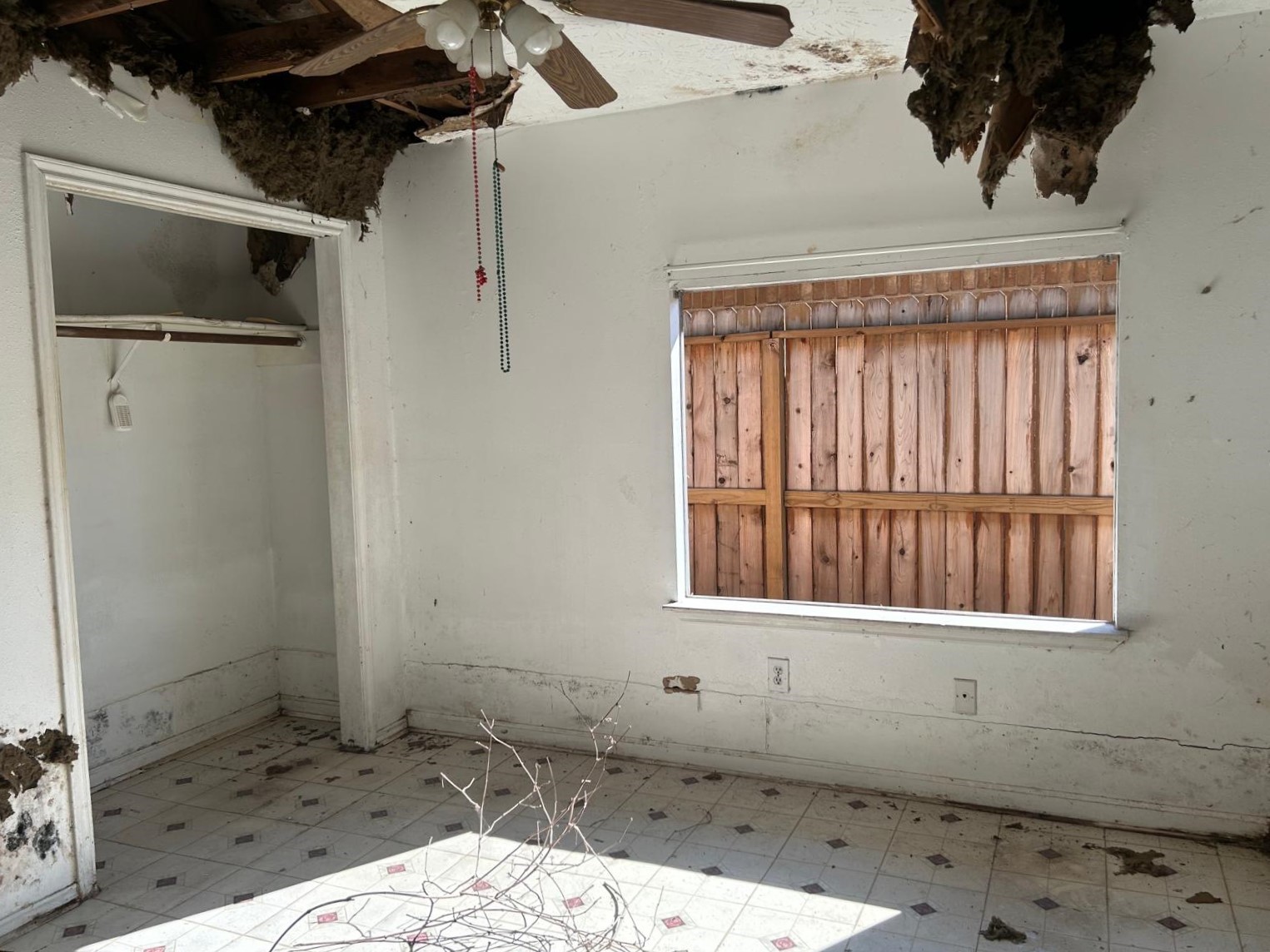 3838 Buckhurst Drive Houston, TX 77066 - Photo 16 of 21 a bathroom with a sink and a window