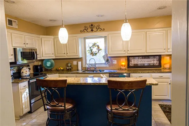 $364,900 | 1513 Northwest Weatherstone Court, Blue Springs, MO 64015