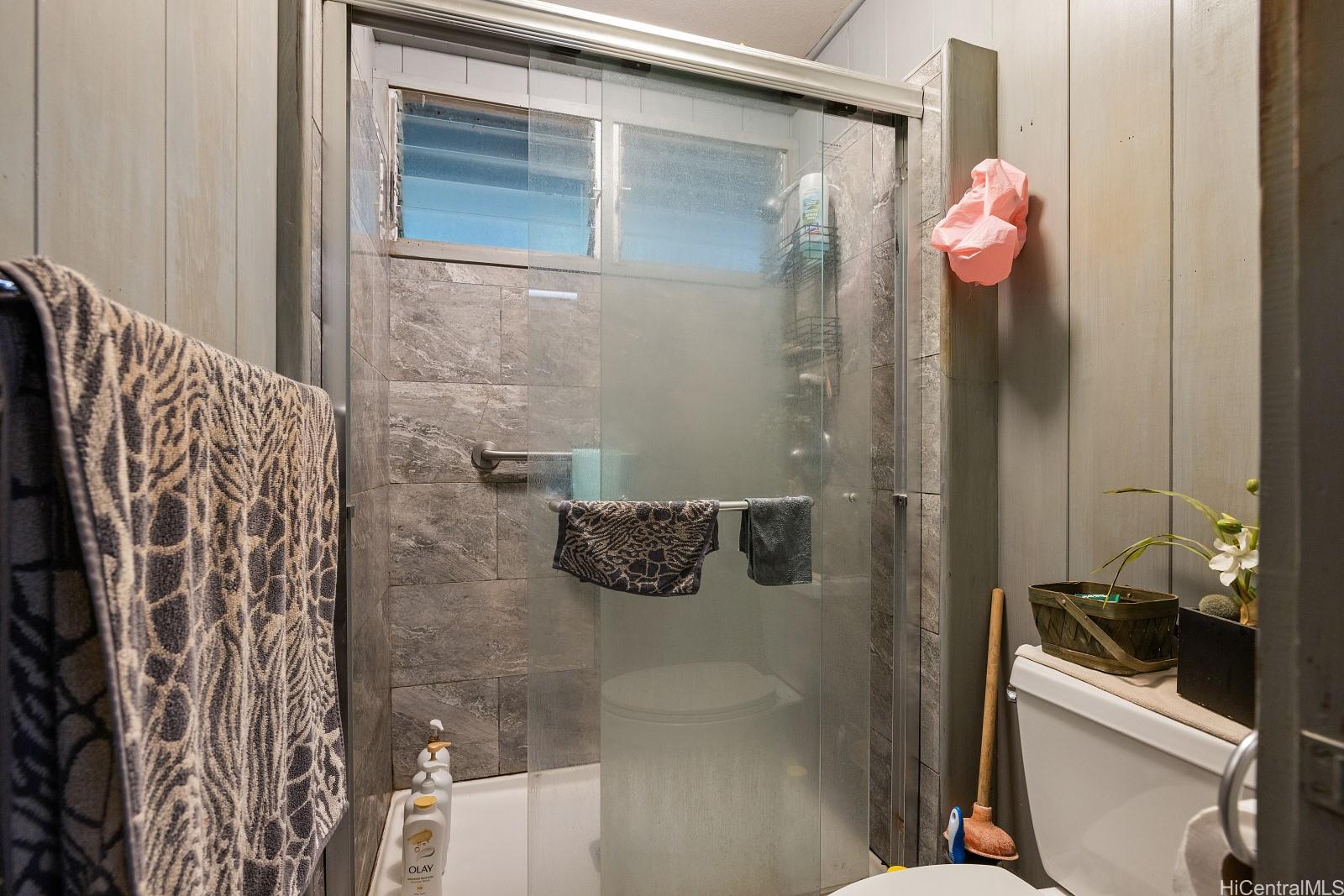 2870 Komaia Place, Unit 2870A AND 2884 Honolulu, HI 96822 - Photo 21 of 25 a bathroom with a shower and a sink