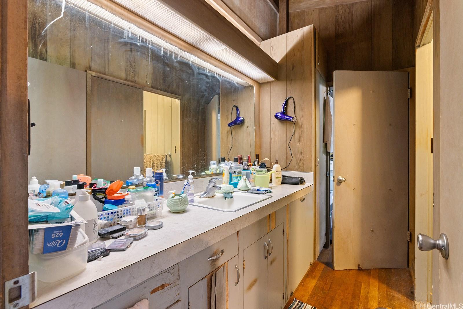 2870 Komaia Place, Unit 2870A AND 2884 Honolulu, HI 96822 - Photo 22 of 25 a bathroom with a sink double vanity and mirror