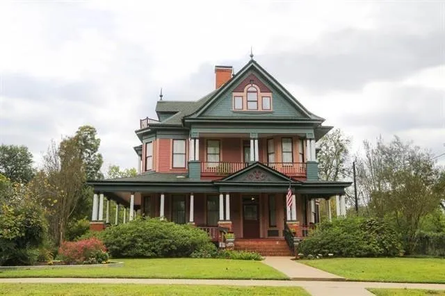 $399,900 | 433 West Washington Street, Paris, TX 75460