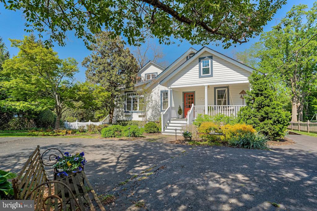 2731 Hidden Road Vienna, VA 22181 - Photo 2 of 61 Circular driveway